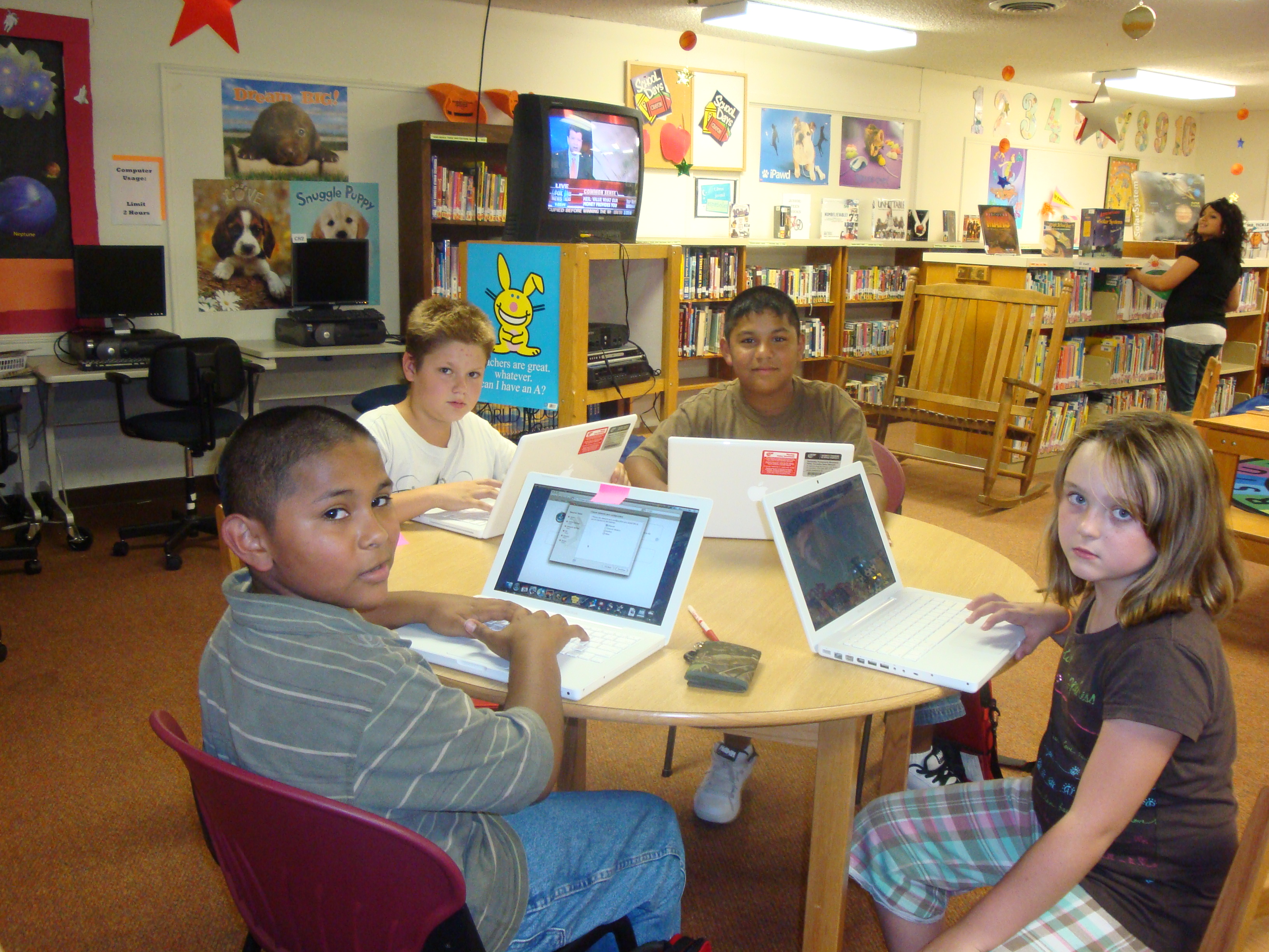 picture'of'kids'with'laptops 3.2010